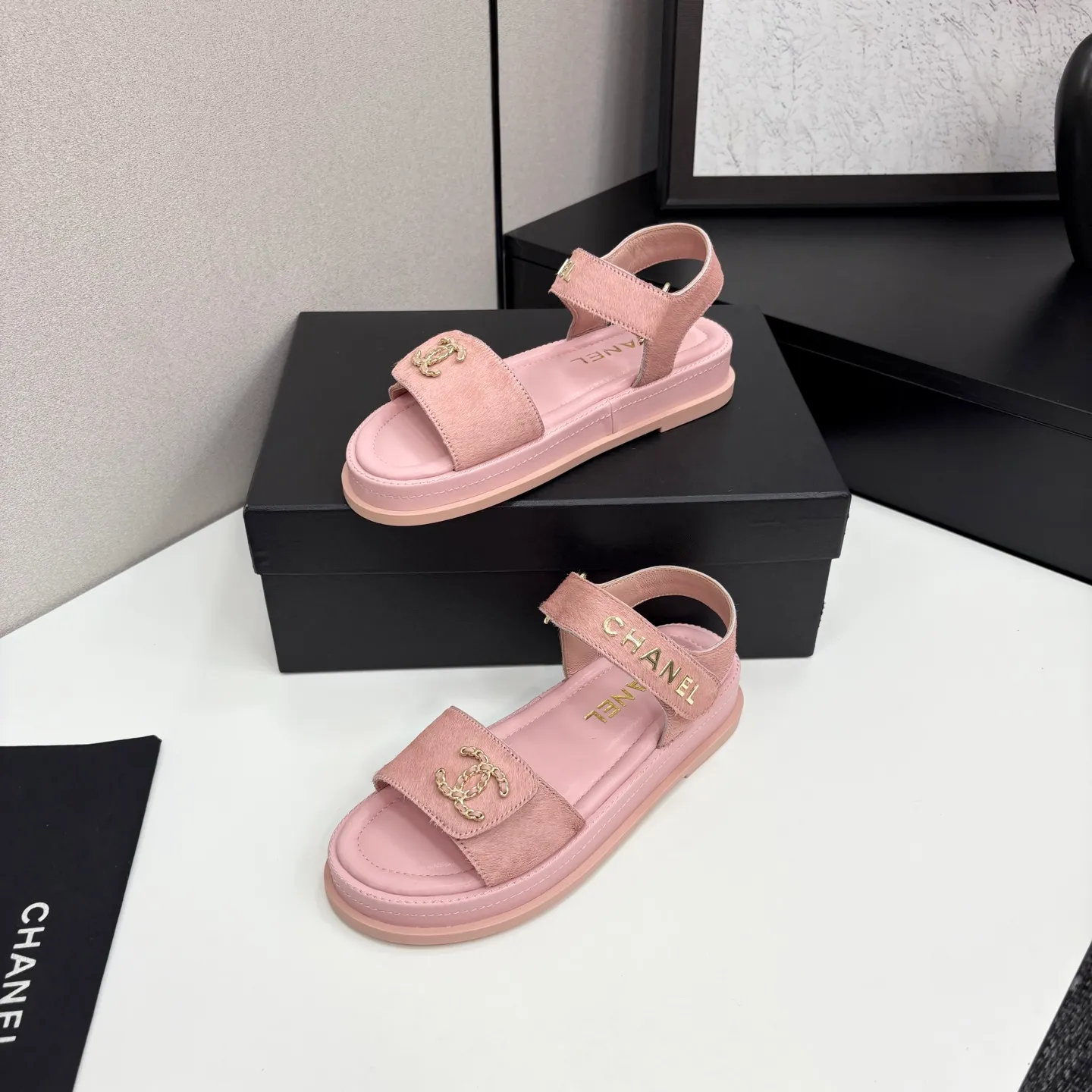 👟👟Ex-factory price 560👟👟Chanel Chanel's new early autumn thick-soled sandals are popular on catwalks on major social platforms. One of the most popular sandals at the moment. Soft and comfortable on the feet. Horsehair upper imported from Italy. Sheepskin feet. Original molded outsole Size: 35-40 (41 customized)